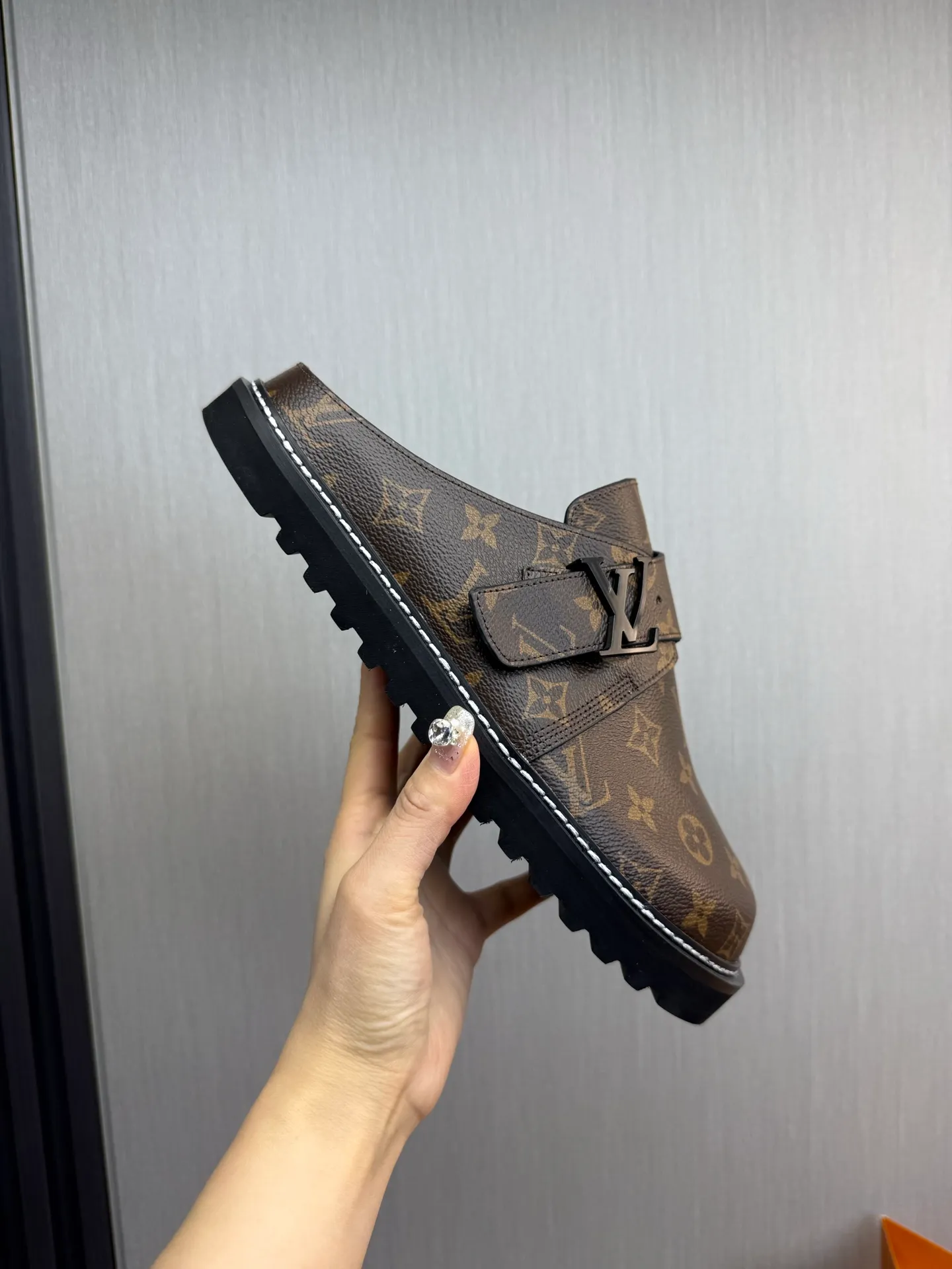 Men's men's shoes 460💰 Lv. Popular couple slippers hot sale🩷💚 🩴Official website one to one production 35-45 sizes 45 46 🉑️Customized!